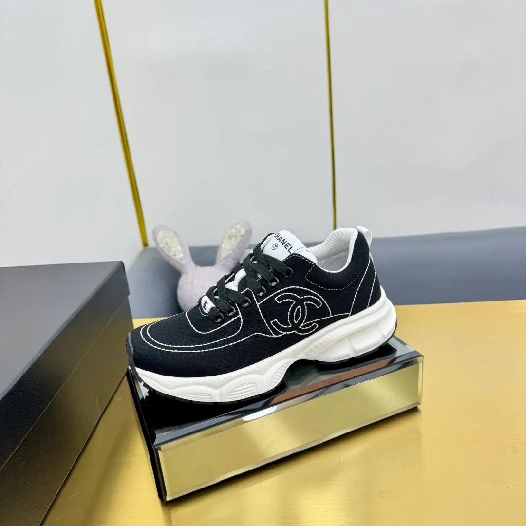 👟👟Ex-factory price 620👟👟 Upgraded version, upgraded version, upgraded version! No rebuttal accepted! ! ! ! Chanel Chanel dad shoes, couples' model for men and women - 2025 top casual sports shoes in the counter. This classic design; the upper is electro-embroidered with various techniques; ❷The inner lining is made of: original Yangli + net ❸The outsole is based on: the original TPU combination outsole. The full set of boutique packaging for women 35–41